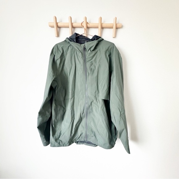Lululemon Men’s Medium Forest Green Rain Coat size XXL